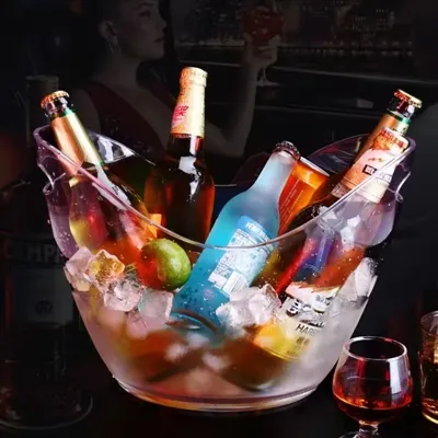 Wie viele Flaschen passen in einen Plastik-Eiskübel?