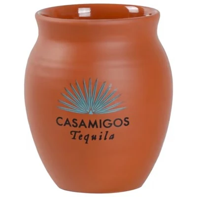 Casamigos trinken aus Tonbechern